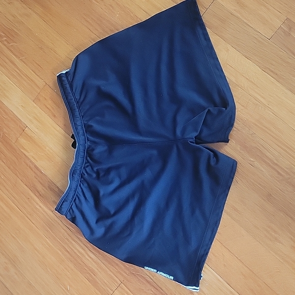 Under armour heat gear womens shorts size medium black with white steps - Picture 3 of 3